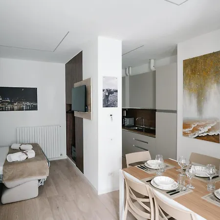 Charm Living Duomo Апартаменты *